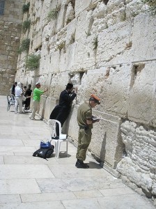 praying-wailing-wall